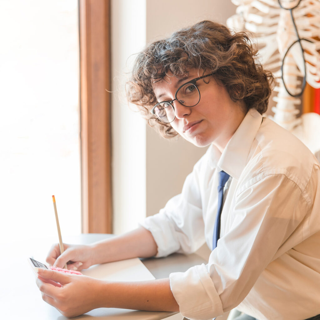 ragazza che scrive su un quaderno